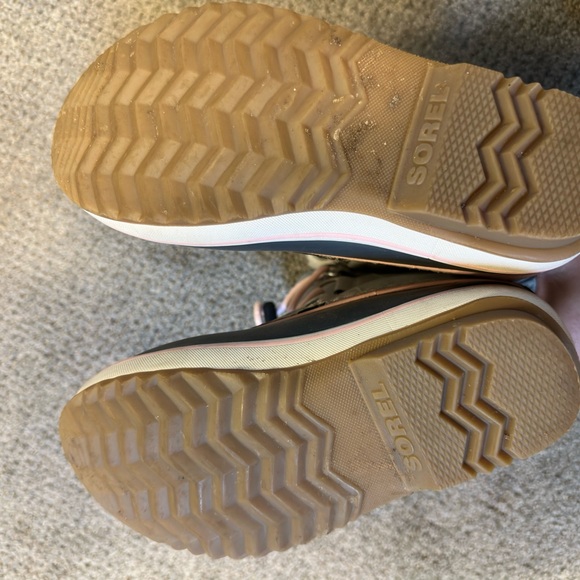Used like new- Sorel youth waterproof snow boots - Picture 4 of 4